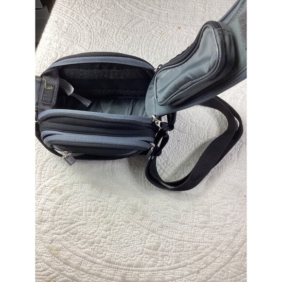 Kenneth Cole Reaction Black Mini Crossbody Camera Bag*Many Zip Pockets*EUC - Picture 7 of 9